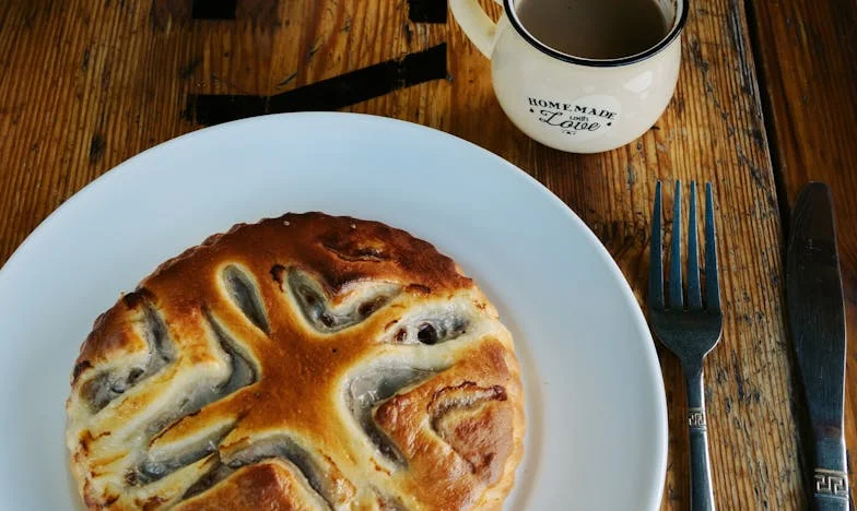 Когато сърцето се разкъсва между две семейства: Историята на един син и неговата майка