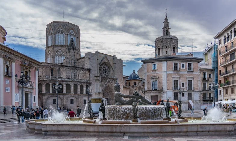 Стените, които делим – Къде свършва любовта и започва жертвата?