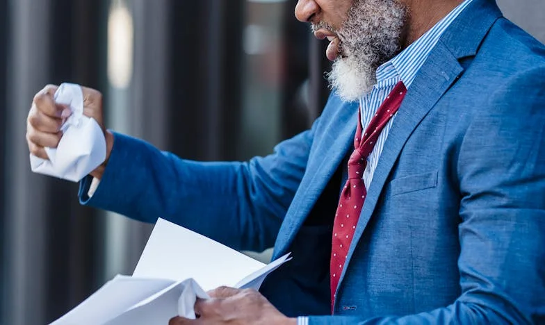 „Майко, бабите не ходят с дънки!“ – История за една българска баба, която отказва да остарее по чужди правила