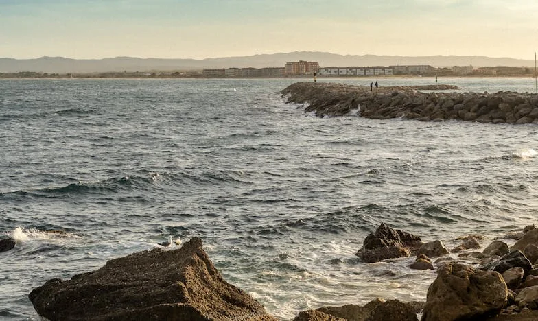 Между два свята: Историята на една снаха в чужд дом