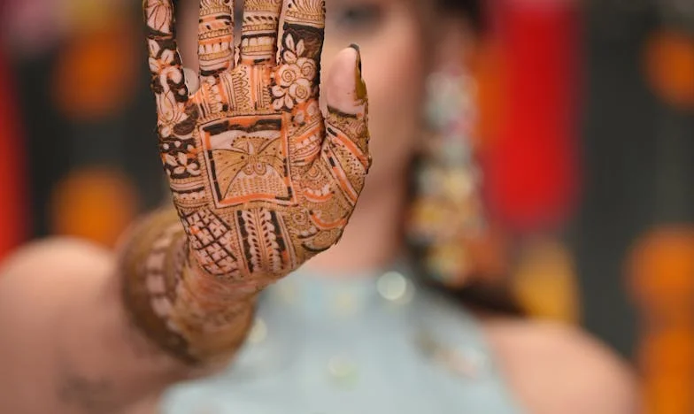 Невидимите пукнатини: Един живот между любов и съжаление