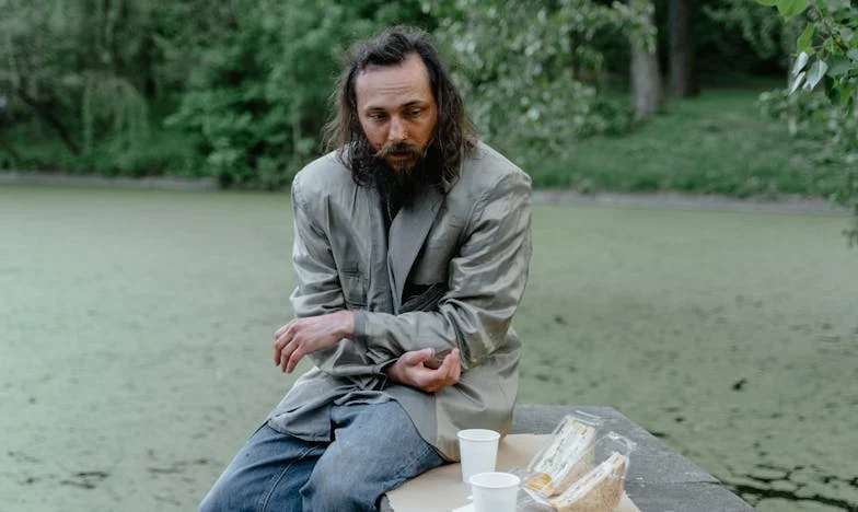 Гладът на съседката – Детство в сянката на мълчанието и бедността