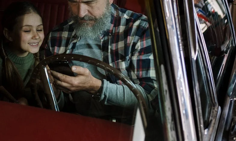 Когато съседите свалят маските си: Историята на Мария и Георги в квартал „Люлин“