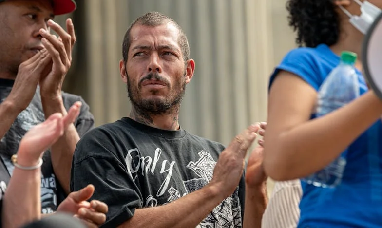 На гала вечерята на съпруга ми ме унижи — но аз вдигнах чашата и си върнах силата