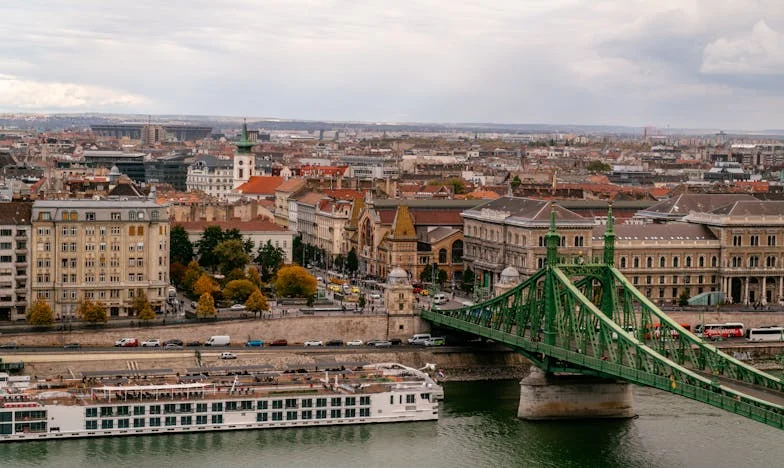 Синът ми доведе годеницата си – и тогава разбрах, че това е момичето, което тормозеше дъщеря ми