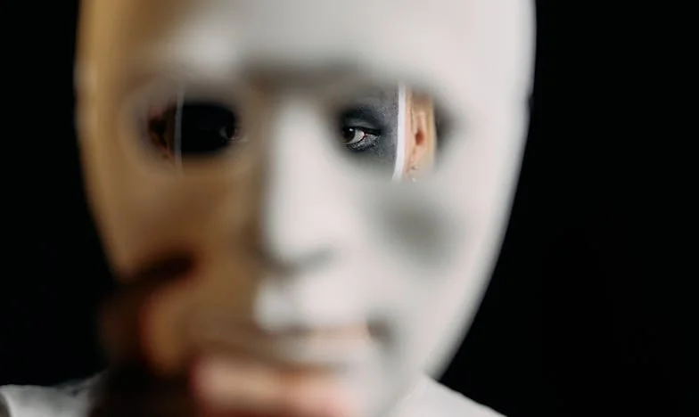 Майка му или аз?