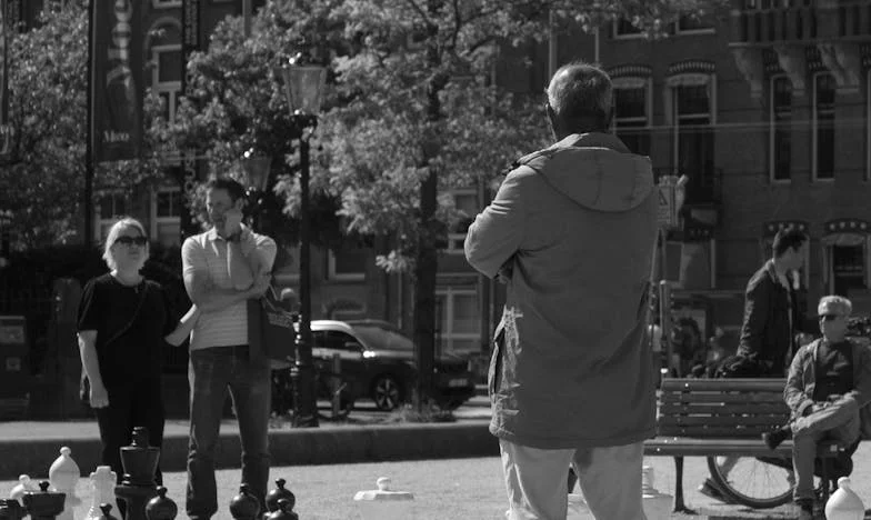 Между два дома: Когато семейството се превръща в изпитание