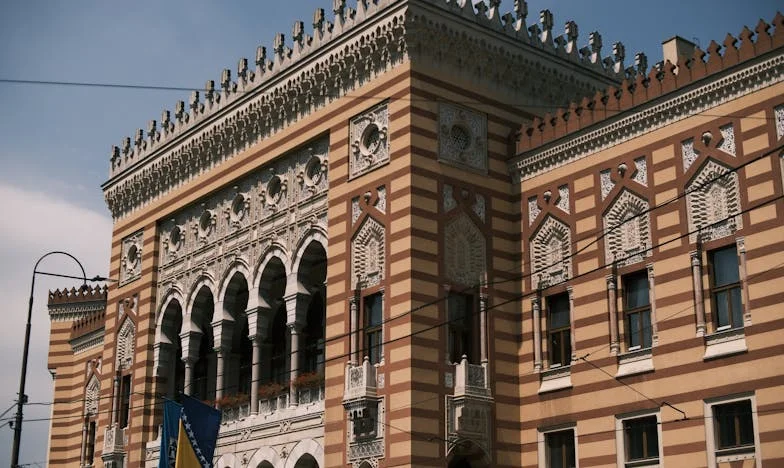 Зад затворени врати: Пукнатините в нашия „перфектен“ живот