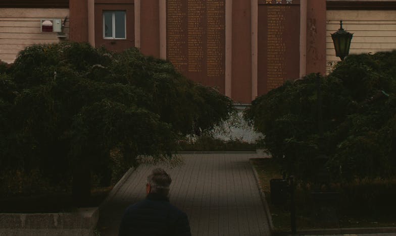 Една нощ зад затворени врати: Милчо, камериерката и дъждът