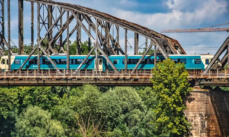 Съпругът ми ме напусна заради друга. 15 години по-късно се върна на прага ми.