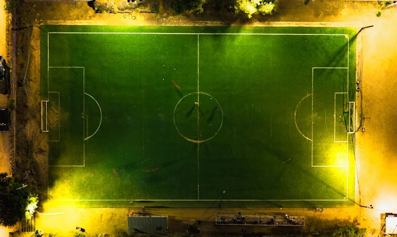 Мъжът ми ме напусна заради друга, после тишина: 12 години по-късно той стои на прага ми