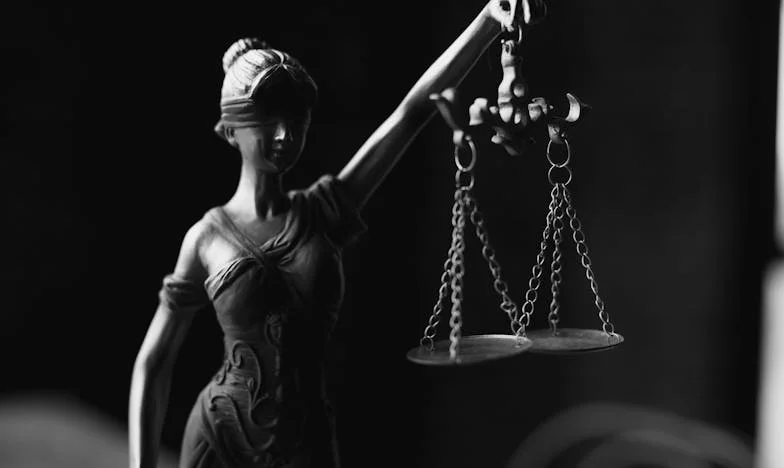 Викът в тъмната уличка: Една нощ, която преобърна живота ми