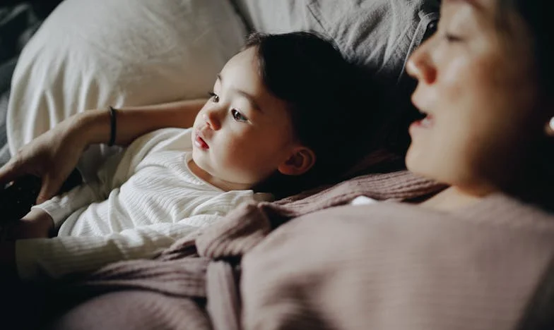 Между две майки: Историята на едно семейство, разкъсвано между любов и гордост