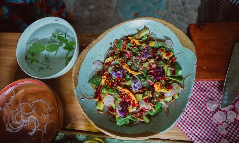 Между две врати: Историята на една свекърва и една снаха