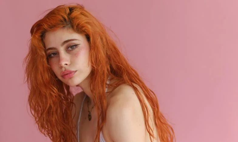 Под един покрив: Предателство, кражба и тишина между нас