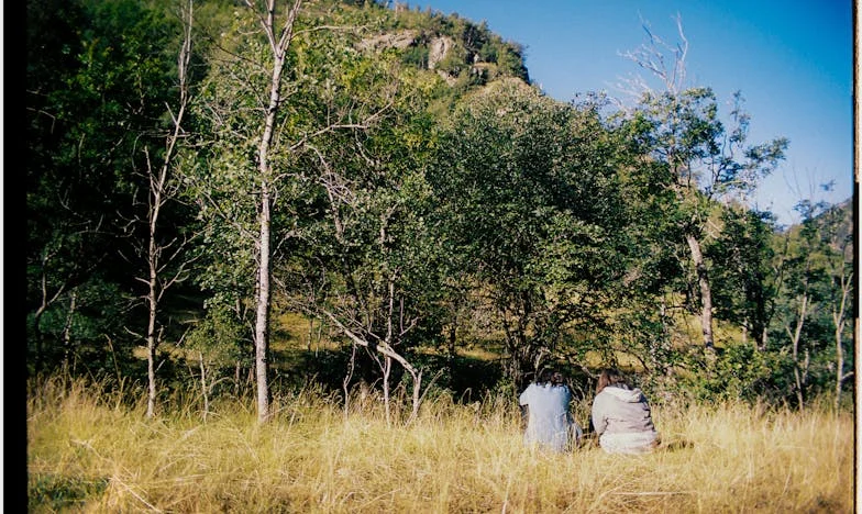 Съседите, които нарекохме семейство – и болката от предателството