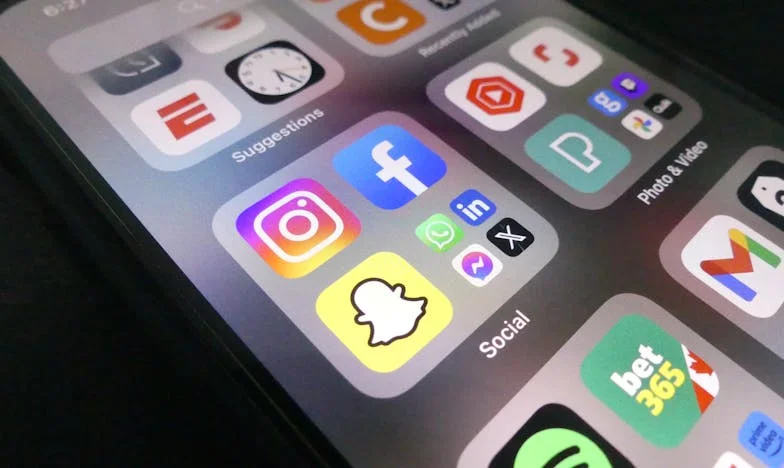 Завръщане у дома: Между сестринската обич и брачната буря