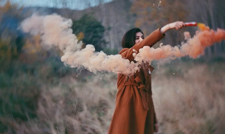 Черното худи и късата коса не скриват болката ми