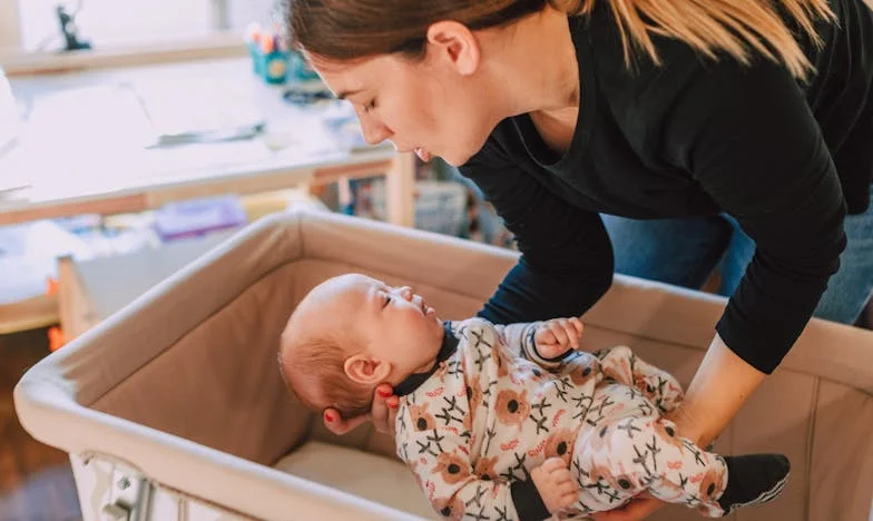 Когато се прибрах с бебето, а домът ни беше хаос: Историята на една майка между разочарованието и надеждата