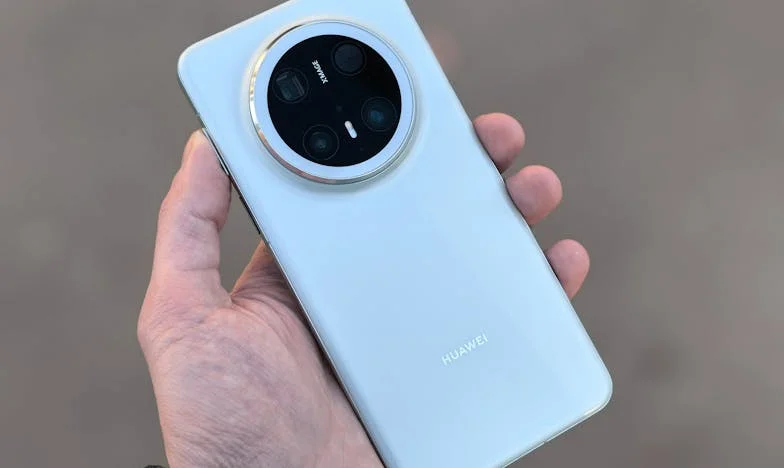 Малката Надежда: Историята на едно дете, което чакаше майка си