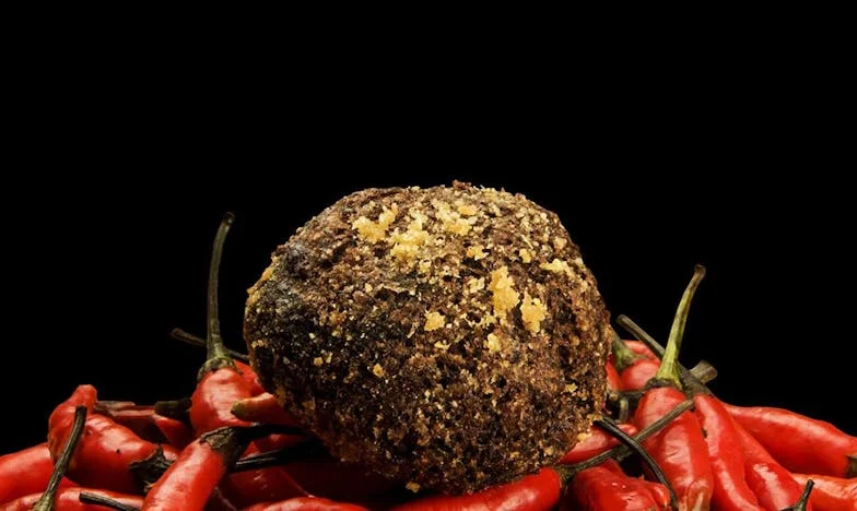 Мамо, пропусна едно петно: История за тишината между нас