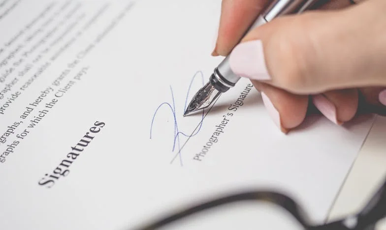 Между дълга и мечтите: Историята на един брак по задължение