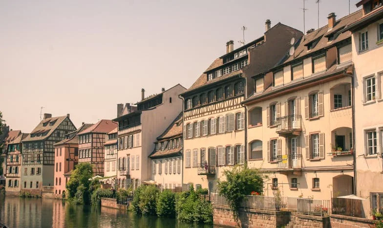 Между два свята: Да се върна ли в селото или да остана завинаги чужда?