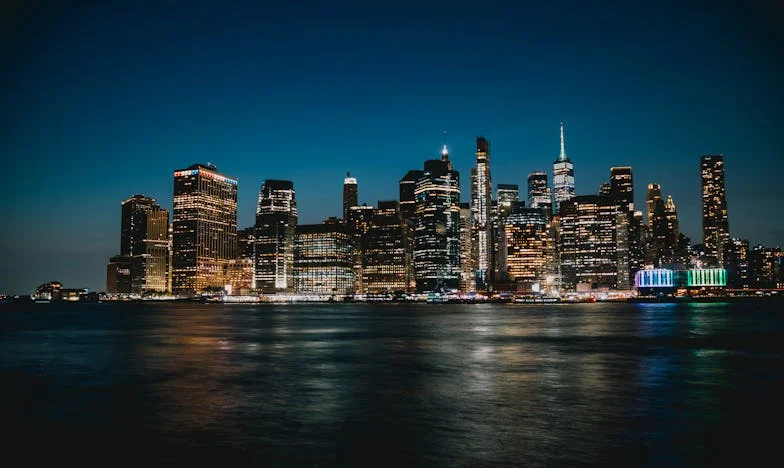 Майчината ръка, която трепери пред моята врата: Сърцето ми между дълга и болката