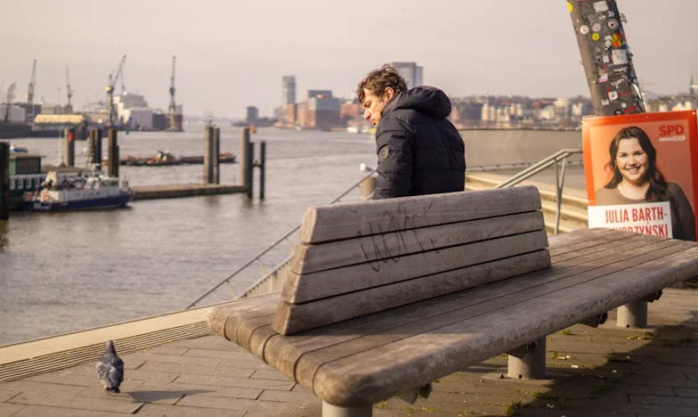 Подписът под лака: Тайните на стария бюфет