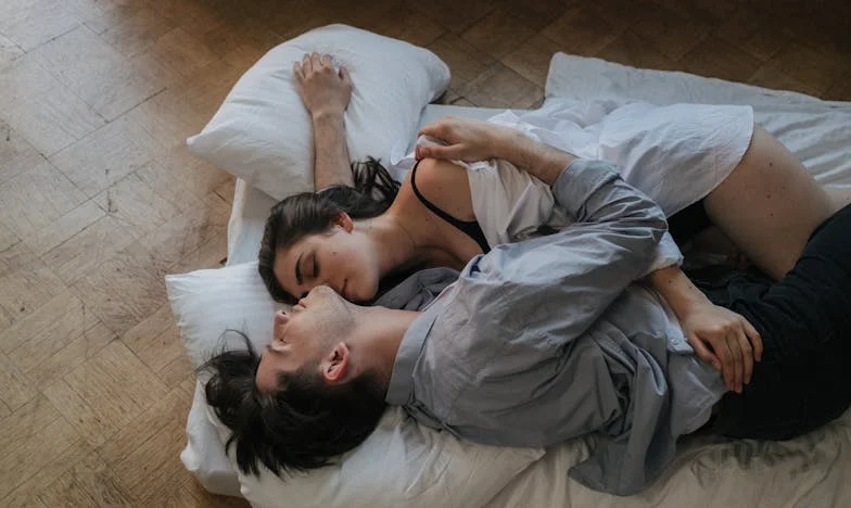 Сълзи по плочките: Историята на една измамена съпруга