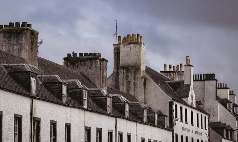 Съседката, която винаги ме гледаше през прозореца