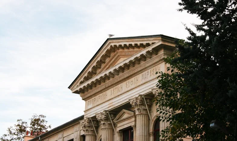 Цветя по роклята ми, сълзи по бузите: Моята нощ на срам и сила – историята на Мария от софийската гимназия