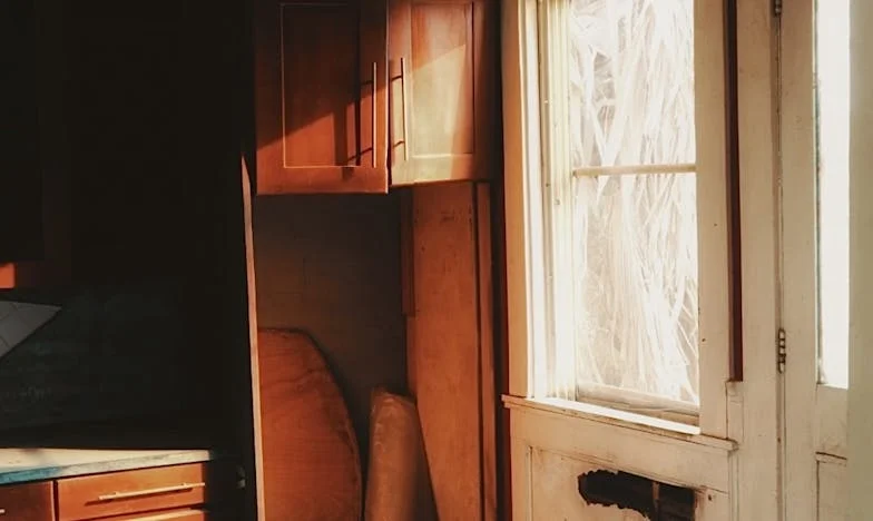 Цветя на прага: Когато съседските жестове разтърсват брака