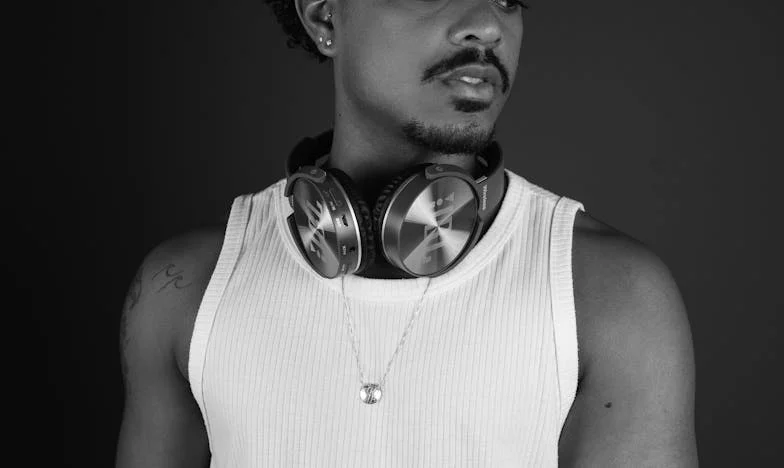 Любовта на втория етаж: Историята на една забранена близост