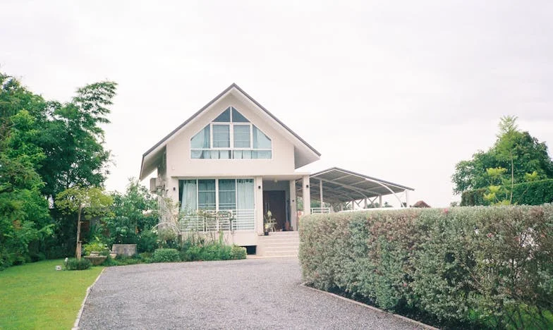 Балонът от двора: Писмото, което разкъса тишината