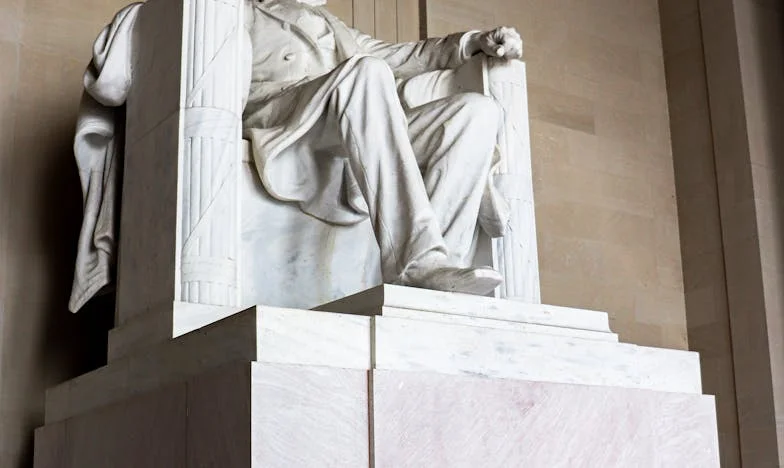 Денят, в който Макс разкъса тишината: Историята на едно момче и полицейско куче