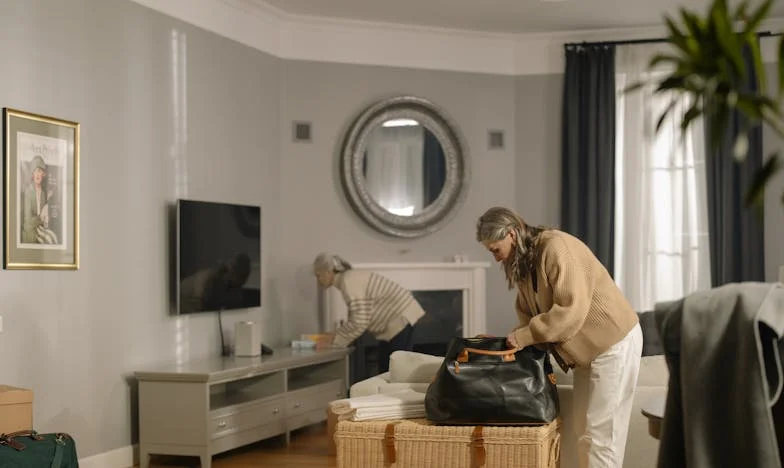 Когато свекървата ми разбра колко печеля, целият ѝ род се нанесе у нас – но не очакваше какво ще направя после