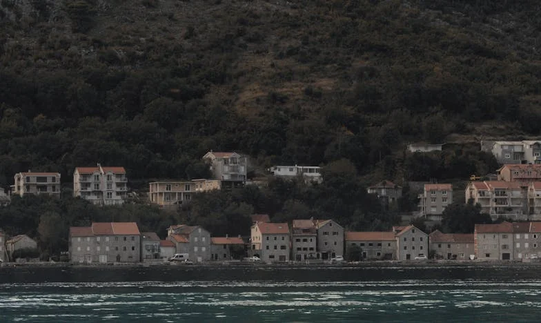 „Не, майка ти няма да живее при нас“ — Моята битка за дом и достойнство