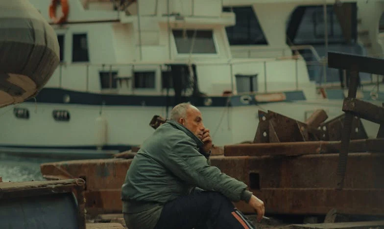 Под пепелта: Разпадането и възраждането на едно българско семейство