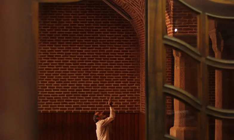 Посещение на гробището: Тайната на моя син и непознатата жена с дете