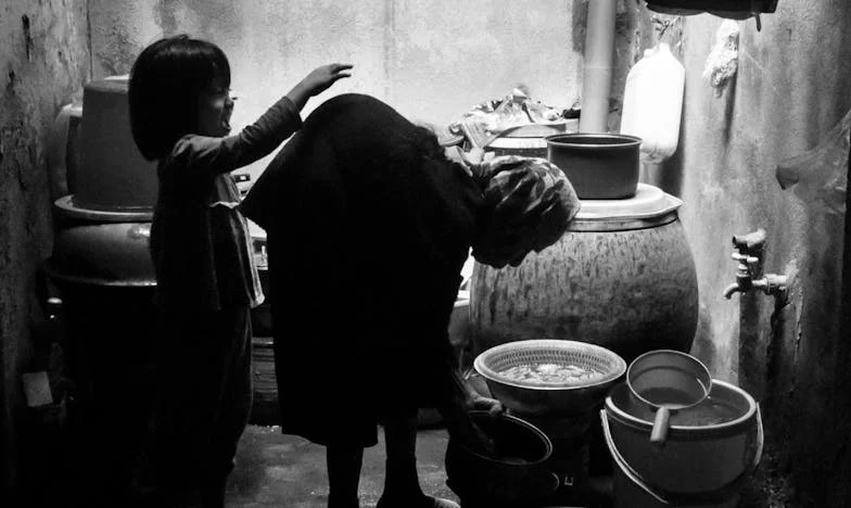 „Ти не виждаш ли, че се давим в дългове?” – Тежестта на една майка, която старостта не пощадява