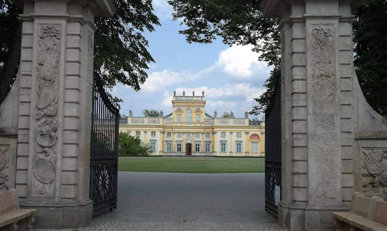 Między czterema ścianami starej kamienicy: Opowieść o rodzinnych tajemnicach i wyborach