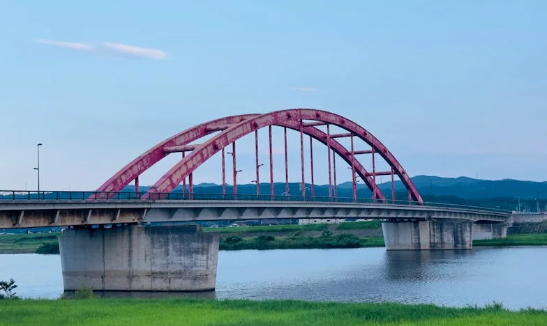 „Moja teściowa zraniła mnie do głębi. Wszystko zostawiła szwagrowi, a mój mąż nie dostał nic. Czy naprawdę jestem złą osobą, że czuję się oszukana?”