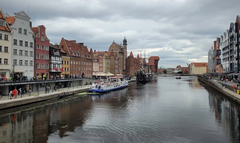 Między Dwiema Matkami: Serce Rozdarte Między Obowiązkiem a Miłością