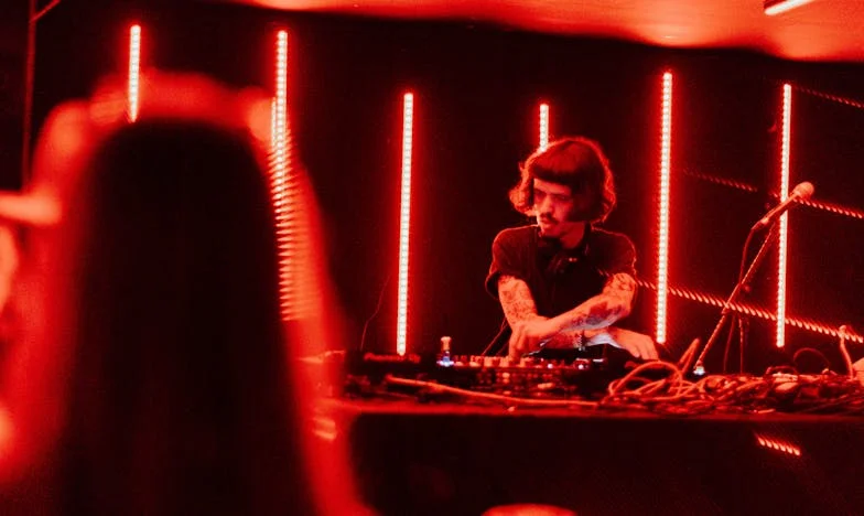 Zatrzymane Szczęście w Starej Daczy: Opowieść o Przyjaźni, Zawiedzionych Oczekiwaniach i Rodzinnych Tajemnicach