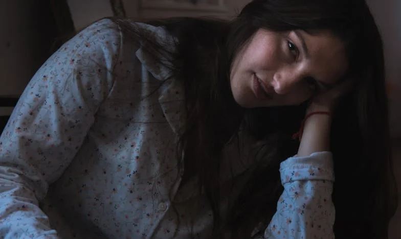 Mąż wrócił z delegacji dziwnie milczący. Dwa dni później zobaczyłam jego zdjęcie w internecie - w ramionach innej kobiety. Czy można wybaczyć zdradę?