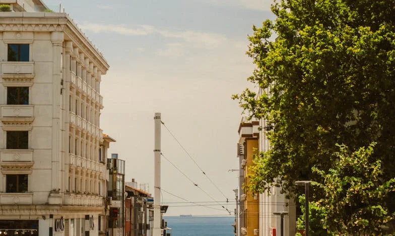 Nie zaprosili mnie na ślub, ale oczekują, że oddam im mieszkanie: Moja walka z podwójnymi standardami w rodzinie