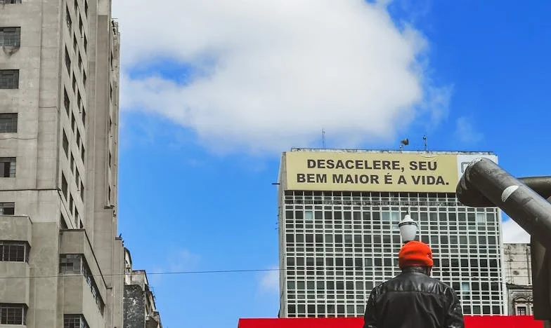 Cień nad nowym domem: Opowieść o rodzinnych tajemnicach i trudnych wyborach
