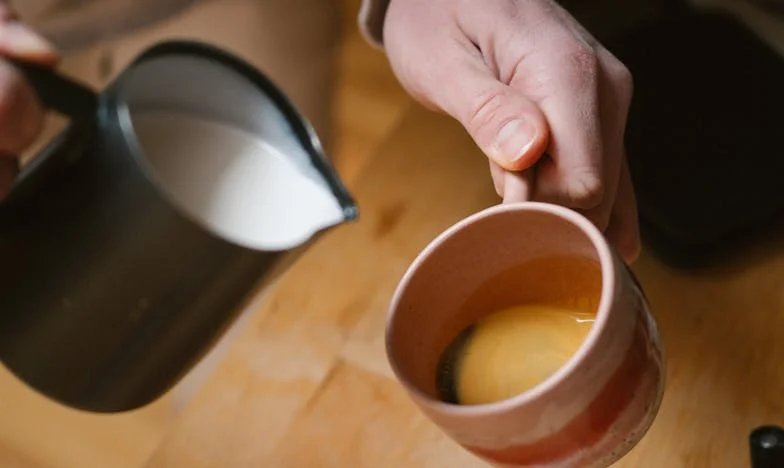 Dwie małe dłonie na moim progu: Historia o rodzinie, winie i odwadze w polskiej rzeczywistości