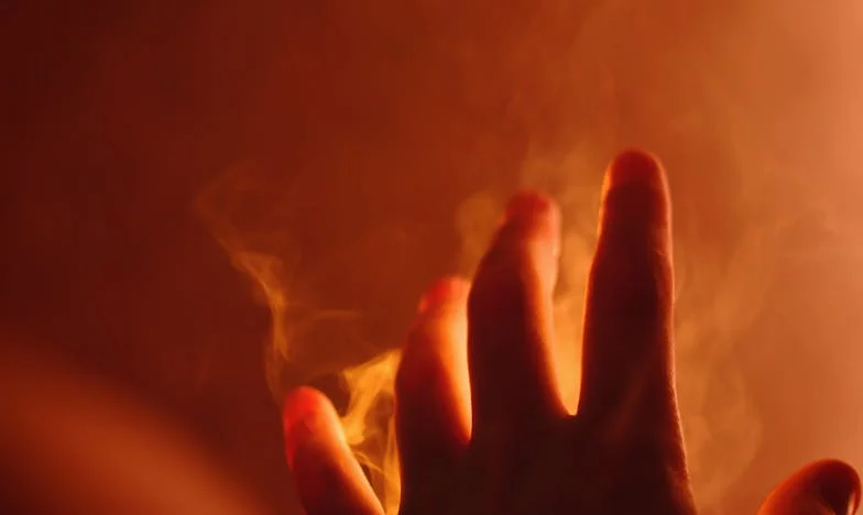 Granice ciszy: Gdy dom staje się polem bitwy – historia o rodzinnych konfliktach i poszukiwaniu siebie